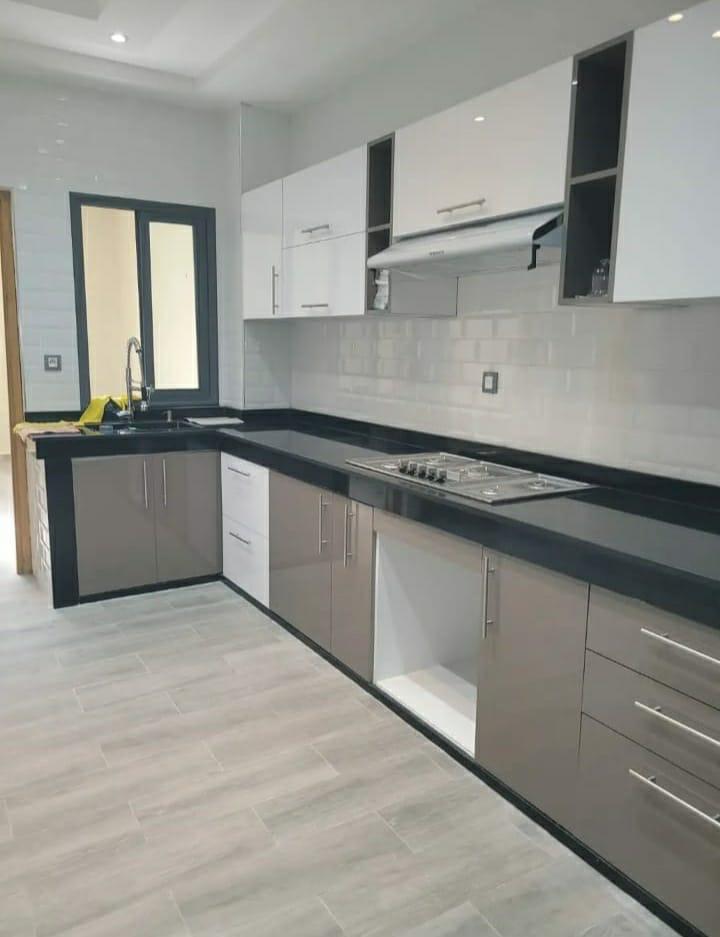 Cuisine sur mesure en bois massif — Dar Dmana Decor