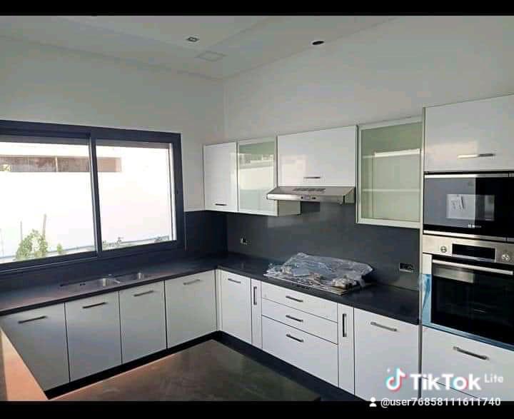 Cuisine sur mesure en bois massif — Dar Dmana Decor