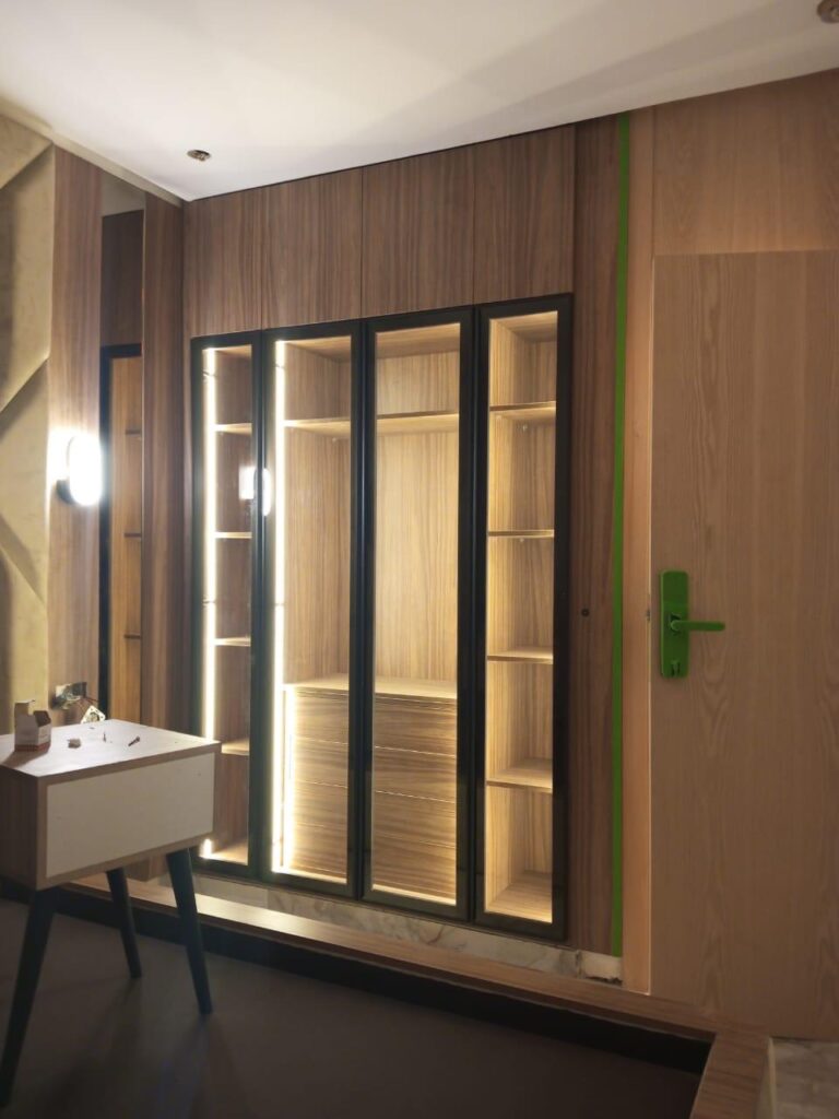 Habillage Muraille sur mesure en bois massif — Dar Dmana Decor